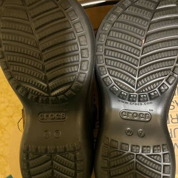 Crocs💜Size 7💜 - Picture 4 of 15